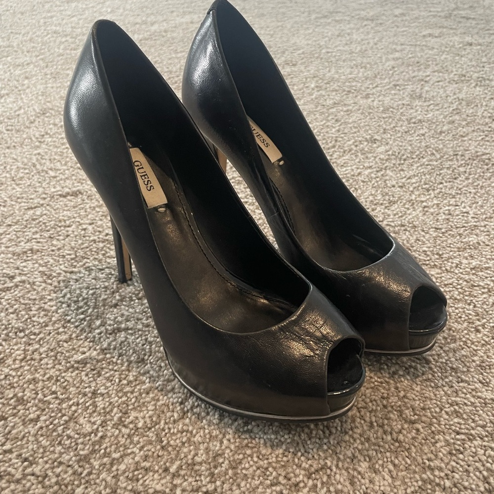 Guess pumps